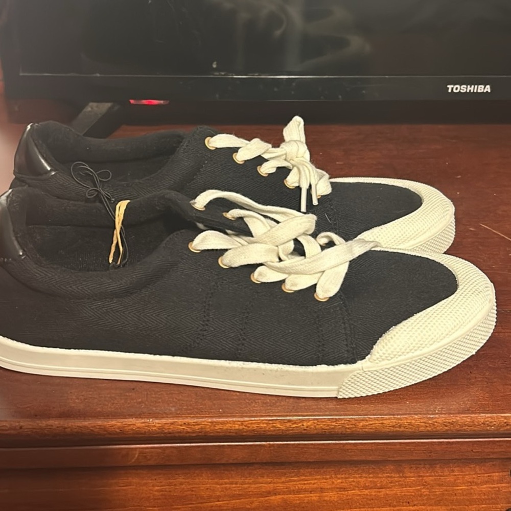 Women’s Roxy shoes size 10 brand new with tags